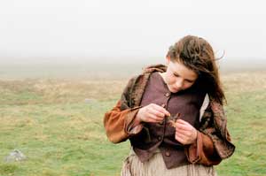 Shannon Beer como Catherine Earnshaw de joven