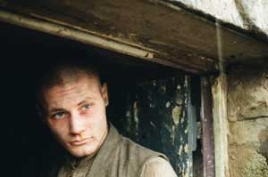 Lee Shaw como Hindley