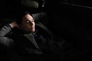 Tom Hiddleston es Freddie Page