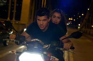 Nathan y Karen (Lily Collins)
