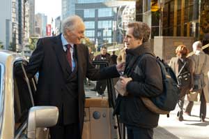 Arthur Shaw (Alan Alda) entrando en el coche junto a Josh Kovacs (Ben Stiller)