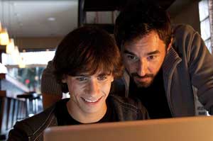 David (Oriol Pla) frente al ordenador, acompa�ado de Sergi (�lex Maruny)