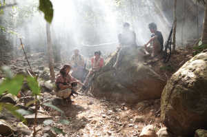 Extremistas isl&aacute;micos leyendo el Cor&aacute;n en la selva