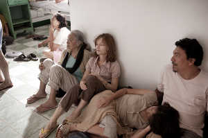 Isabelle Huppert como Th&eacute;r&egrave;se Bourgoine junto al grupo de secuestrados