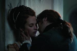 Escena de amor entre la reina Carolina y Johann Friedrich Struensee (Mads Mikkelsen)