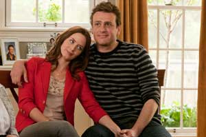 Emily Blunt como Violet Barnes y Jason Segel como Tom Solomon