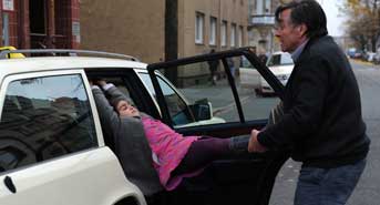 Hartmut Mackowiak como Elmar Wepper junto a la ni&ntilde;a Hayat (Mercan-Fatima T&uuml;rk&ouml;glu)
