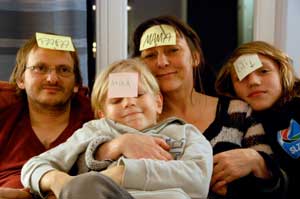 Simone Lange (Steffi K&uuml;hnert) y su marido Frank Lange (Milan Peschel) junto a sus hijos