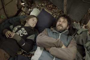 Viktor como Timur Massold (izd) junto a Peter Schneider en el papel de Martin Blunt