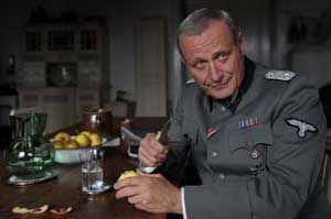 Konstantin Wecker es el Coronel de las SS Schwartow