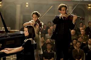 Abrascha Kaplan (Elin Kolev) Hanna Reich (Mathilda Adamik) al viol&iacute;n junto a Larissa Brodsky (Imogen Burrell) tacando el piano