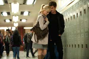 Gwen Stacy interpretada por Emma Stone junto a Peter Parker (Andrew Garfield)