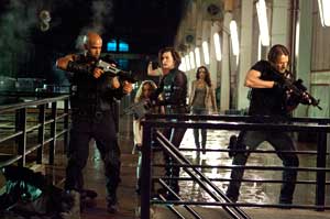 De izquierda a derecha: Luther (Boris Kodjoe), Becky (Aryana Engineer), Alice (Milla Jovovich), Rain (Michelle Rodriguez) y Leon (Johann Urb) De izquierda a derecha: Luther (Boris Kodjoe), Becky (Aryana Engineer), Alice (Milla Jovovich), Rain (Michelle Rodriguez) y Leon (Johann Urb)