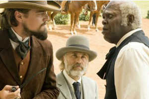 Calvin Candie (Leonardo DiCaprio) se enfrenta a Stephen (Samuel L. Jackson), a la derecha. Al fondo, el doctor King Schultz (Christoph Waltz)