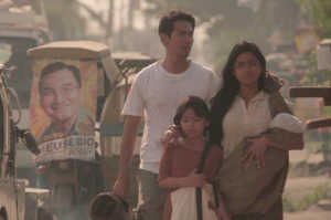 &Oacute;scar con su familia en la ciudad de Manila