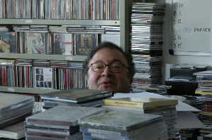 Fr&eacute;d&eacute;ric Lod&eacute;on junto a su m&uacute;sica