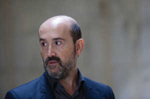 Javier C&aacute;mara es J.
