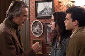 Jeremy Irons como Macon Ravenwood junto a Lena Duchannes (Alice Englert) y Ethan Wate (Alden Ehrenreich)