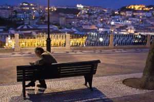 El profesor de lat�n Raimundo Gregoius (Jeremy Irons) bajo el cielo nocturno de Lisboa
