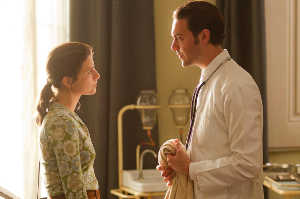 Adriana de joven (Beatriz Batarda) junto a Amadeu de Prado (Jack Huston)