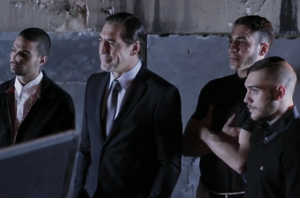 Sol&iacute;s (Javier Bardem) junto a un grupo de neonazis