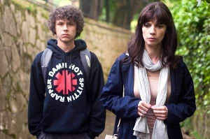 Jon (Ar&oacute;n Piper) junto a su madre, Margo (Maribel Verd&uacute;)