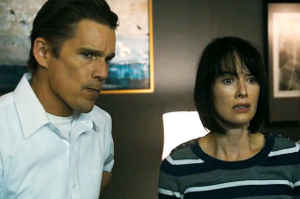 James Sandin (Ethan Hawke) junto a su esposa, Mary Sandin (Lena Headey)