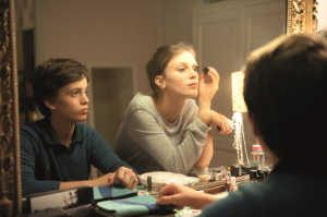 Isabelle pint�ndose en el tocador junto a su hermano Victor (Fantin Ravat)