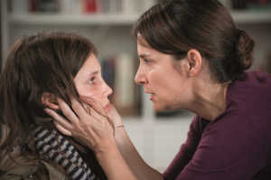 Isabelle y su madre, Sylvie (G�raldine Pailhas)