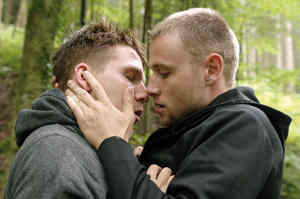 El beso entre Mart (izd) y Kay (drch)
