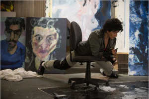 Dina Delsanto en su estudio, pintando mientras la artritis avanza imparable