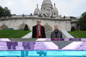 Nick (Jim Broadbent) y Meg (Lindsay Duncan) frente a la iglesia de Le Sacre Coeur, Par�s