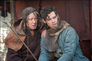 Rob Cole (Tom Payne) junto al barbero (Stellan Skarsg�rd)