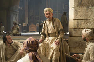Ibn Sina (Ben Kingsley), tambi�n conocido como Avicena, junto a sus pupilos