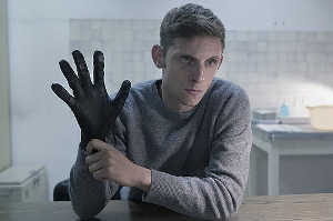 Jamie Bell como K, amo del sexo