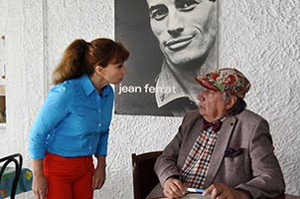 Ariane delante de un cartel con el rostro del cantautor franc�s Jean Ferrat, s�mbolo de la canci�n protesta