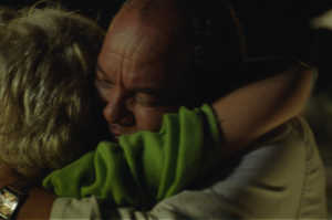 Abrazo entre Amadeo (N�stor Jim�nez) y Tania (Isabel Santos)