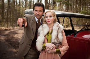 George Pemberton (Bradley Cooper) junto a su esposa, Serena Pemberton (Jennifer Lawrence)