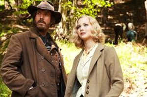 Serena Pemberton (Jennifer Lawrence) junto a Galloway (Rhys Ifans)