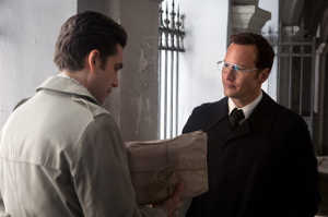 Jack Strong intercambiando material de espionaje