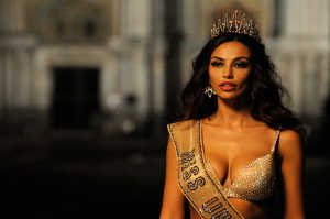 Madalina Diana Ghenea como Miss Universo