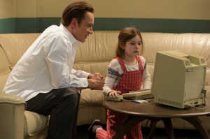 Steve Jobs con su hija frente a un Apple II