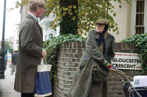 Miss Shepherd junto a Alan Bennett en el domicilio de �ste