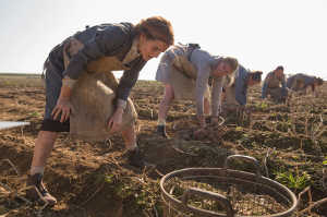 Lena trabajando en los campos de Colonia Dignidad