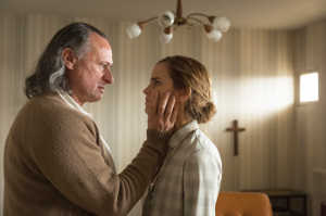 Paul Sch�fer (Michael Nyqvist) y Lena (Emma Watson)