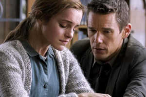 Bruce Kenner (Ethan Hawke) y Angela Gray (Emma Watson)