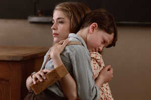 Suzanne (Alice Isaaz), la maestra, abrazando a Max