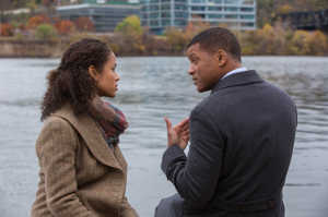El Dr. Omalu con su esposa, Gugu Mbatha-Raw (Prema Mutiso)