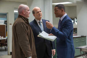 El Dr. Omalu con, de dch. a iz., Dr. Cyril Wecht (Albert Brooks) y Daniel Sullivan (Mike O'Malley)