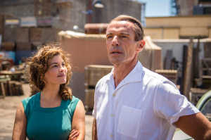 Jacques-Yves Cousteau (Lambert Wilson) junto a Simone (Audrey Tautou), su mujer, al 
					  comienzo de su aventura marina